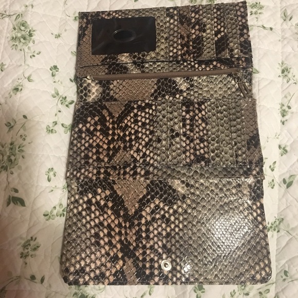 Barley used guess wallet - Picture 3 of 4